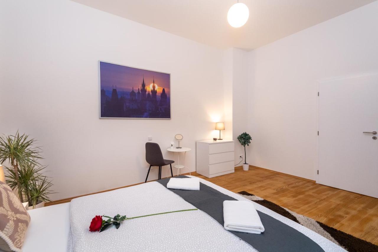 Luxury Apartment In The Center Of Прага Екстериор снимка